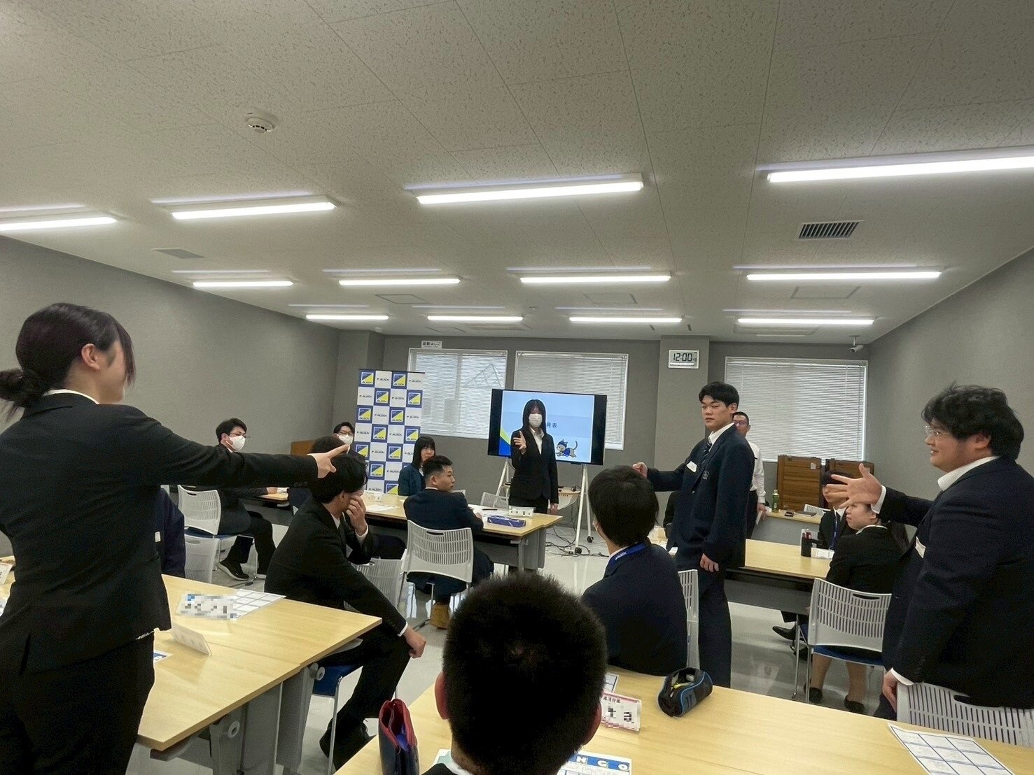 じゃんけんをしている写真