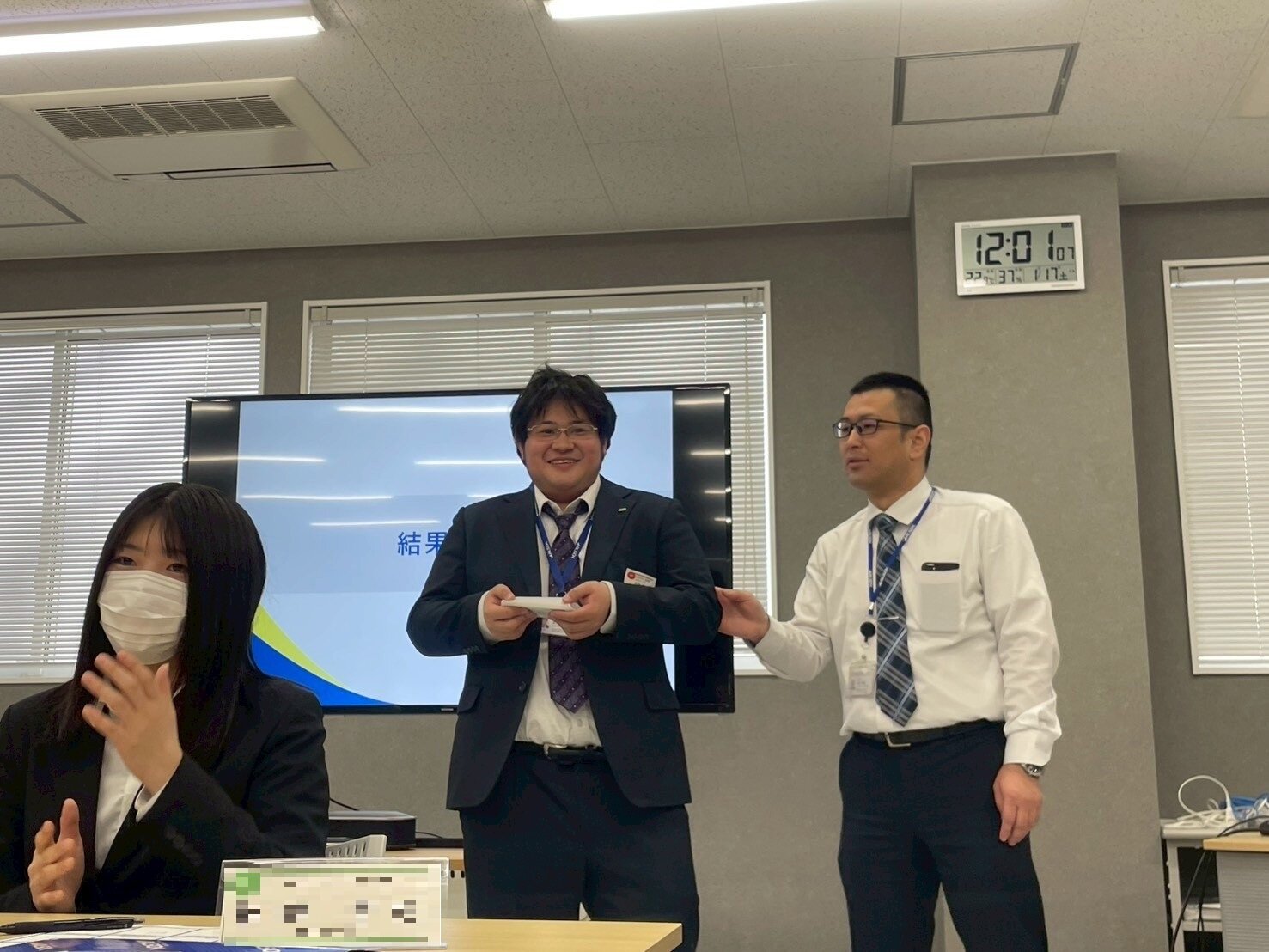 景品をもらった男性の写真