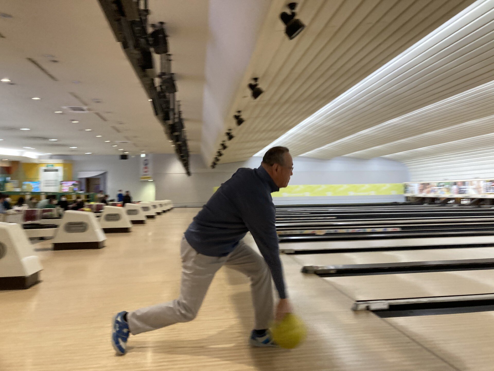 ボウリングの球を投げている様子