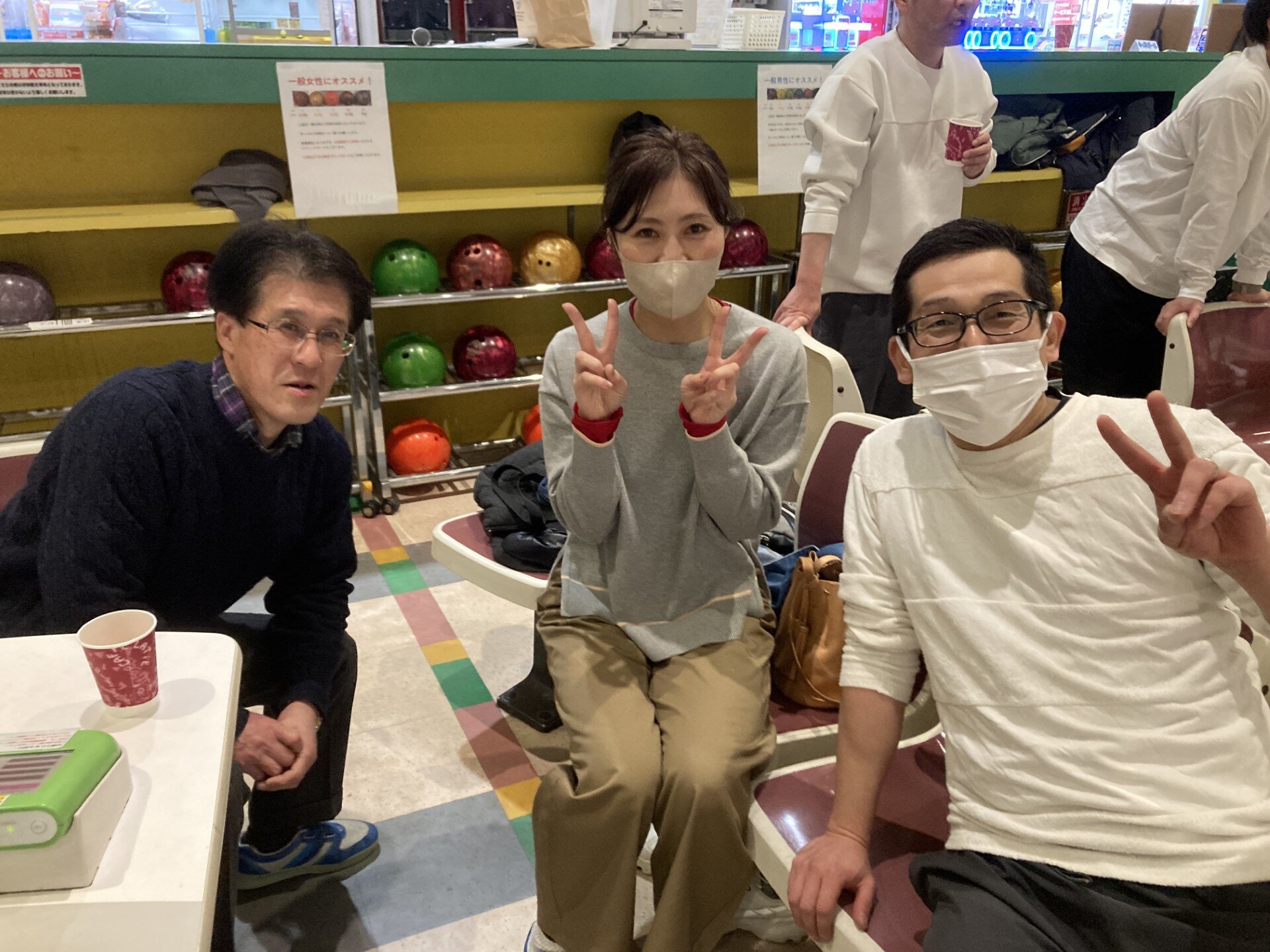 ボウリング場での男女3人