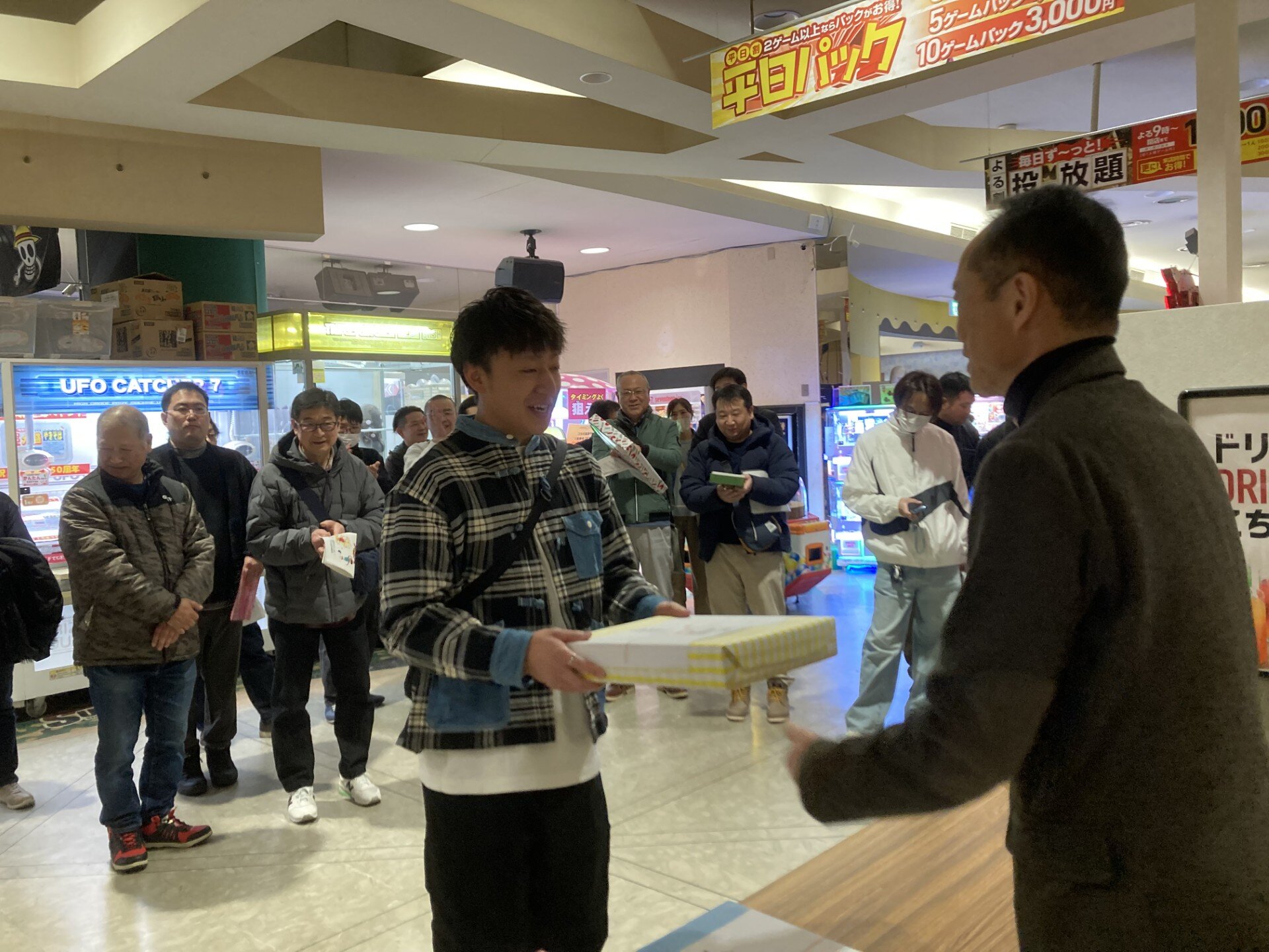 景品をもらっている様子