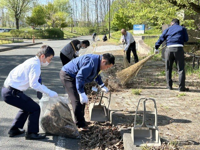 落ち葉を清掃している様子