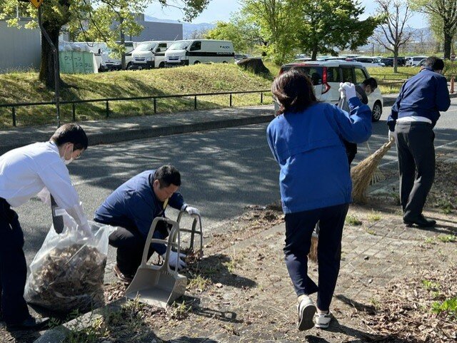 落ち葉を拾っている様子