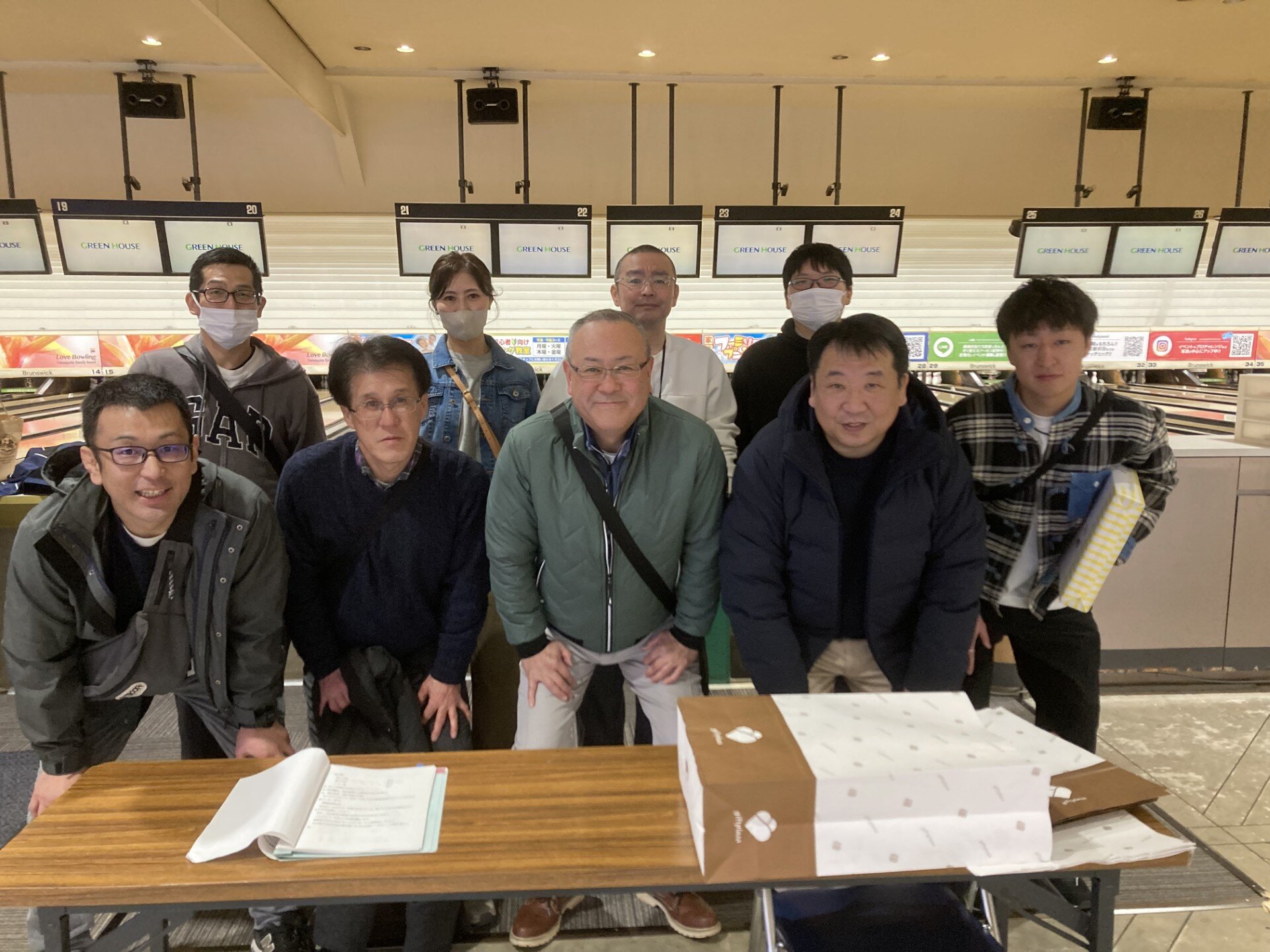 ボウリング場での集合写真