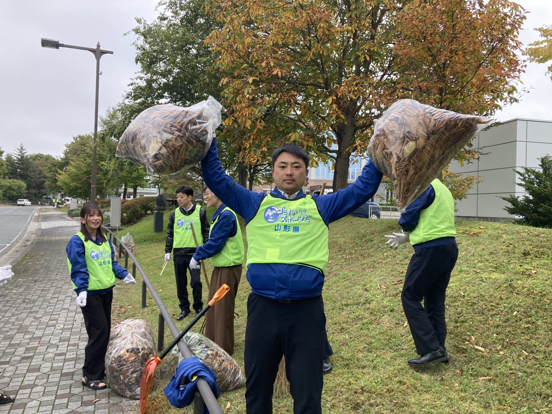 ゴミを両手に持つ男性