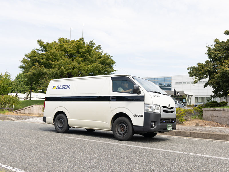 ALSOKの輸送車が走っている写真