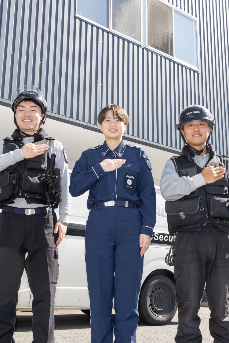 複数のALSOKガードマンが空を見つめている写真