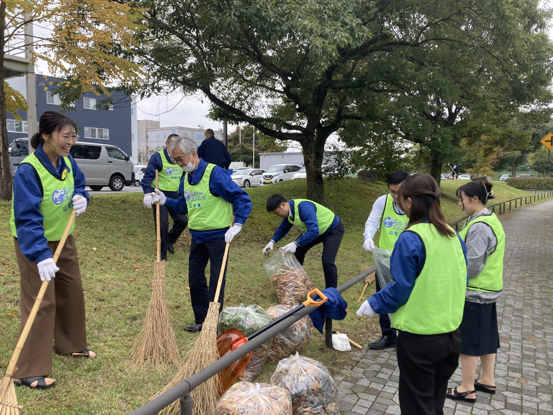 ゴミ拾いをする様子